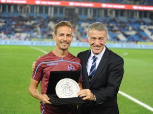 Ağaoğlu, Onur Ve Pereira’ya Plaket Verdi
