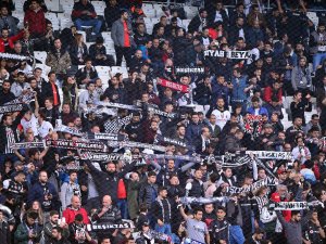 Önce Protesto Sonra Alkış