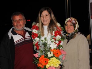 Dünya İkincisi Güreşçiye Mehteranlı Karşılama