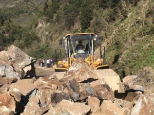 Giresun’da Heyelan Sonrası Kapanan Yolda Temizleme Çalışmaları Devam Ediyor