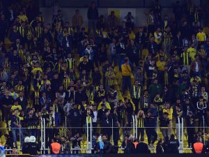 Taraftarlar Stadı Terk Etmiyor