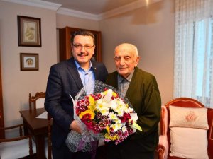 Cumhuriyetle Yaşıt Emekli Öğretmene Başkan Genç’ten Anlamlı Ziyaret