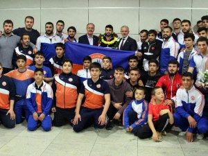 Güreş Milli Takımı İstanbul’a Geldi