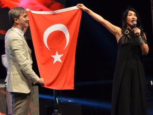 Hande Yener Ve Ece Seçkin’den Muhteşem Performans