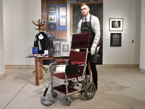 Stephen Hawking’in Tekerlekli Sandalyesi Satışa Çıkarıldı