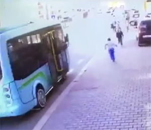 Rize'de Minibüsle Yarışan Çocuğa Kamyon Çarptı VİDEO İZLE