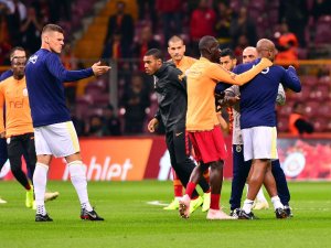 Derbide Donk İle Ayew Arasında Gerginlik