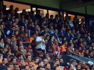 Tribünde Rahatsızlanan Taraftar Vefat Etti