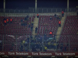 Taraftarlar Derbiyi Bıraktı Hastaneye Akın Etti