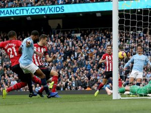 City Lider, Chelsea Ve Liverpool Takipte