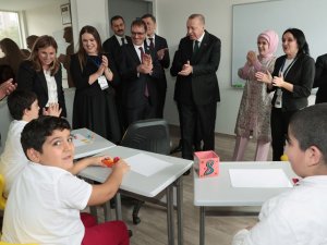 Erdoğan Özel Çocuklarla Şarkı Söyledi