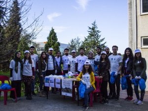 Trabzon Üniversitesi Öğrencilerinden Kampüste Çöp Temizliği