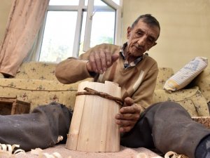 53 Yıldır Eşiyle Birlikte Külek Yaparak Geçimini Sağlıyor