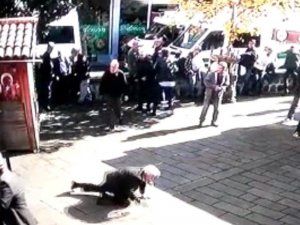 Cami Avlusundaki İnfaz Anbean Güvenlik Kamerasına Yansıdı