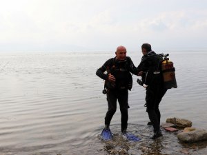 Eski Bakan Kirliliğe Dikkat Çekmek İçin Göle Dalış Yaptı