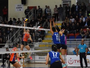 Çanakkale Belediyespor Set Vermedi