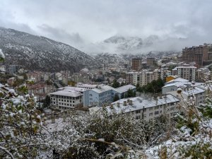 Gümüşhane Kent Merkezine Mevsimin İlk Karı Yağdı