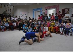 Efsane Şampiyondan Anaokulunda Güreş Dersi