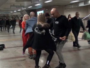 Taksim Metrosunda Dans Rüzgarı