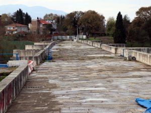 Bin 500 Yıldır Ayakta Duran Köprüde Hamam Yapısı Ortaya Çıktı