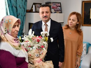 Vali Taşbilek Ve Eşinden Şehit Öğretmenin Ailesi Ve Kabrine Ziyaret