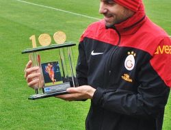 Burak Yılmaz’a 100. Gol Plaketi