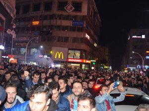 Maçın Bitiş Düdüğünün Ardından Taraftarlar Galibiyeti Böyle Kutuladı
