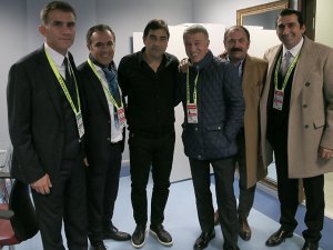 Ahmet Ağaoğlu Soyunma Odasına İnerek Teknik Heyet Ve Futbolcuları Tebrik Etti.