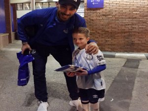 Cenk Tosun’dan Minik Taraftara Jest
