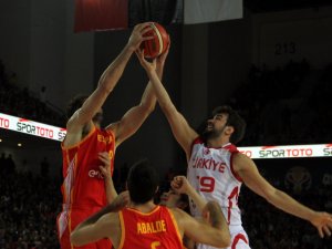 12 Dev Adam İspanya’yı Devirdi
