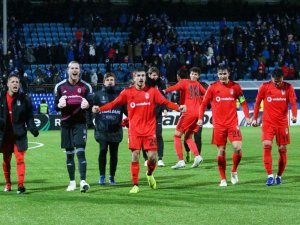 Fenerbahçe Garantiledi, Beşiktaş Son Haftaya Bıraktı
