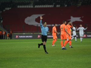İlk Yarı Sessiz Bitti