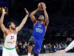 Anadolu Efes 8. Galibiyetini Aldı