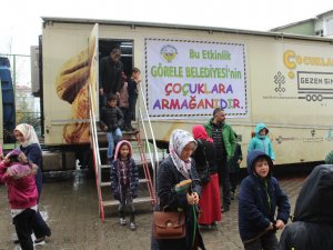 Sinemaya Gidemeyen Çocuklar İlk Kez Gezici Sinemayla Buluştu