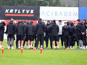 Beşiktaş, Yağmur Altında Çalıştı