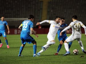 İlk Yarı Sessiz Bitti