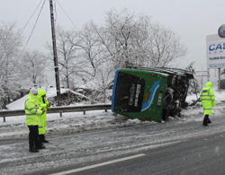Rize'de Kar Yağdı Belediye Otobüsü Kaza Yaptı 4 Yaralı