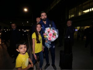 Fenerbahçe’ye İzmir’de Çiçekli Karşılama