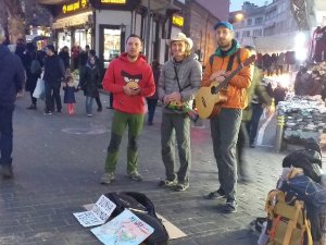 Dünya Turuna Devam Etmek İçin Şarkı Söylüyorlar