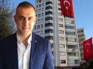 Şehit Müdür Altuğ'un Babaevine Türk Bayrakları Asıldı