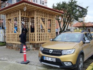 Arhavi’de Taksi Durakları Yöresel Mimariyle Yenileniyor