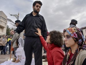 Kadına Yönelik Şiddete Dikkat Çekmek İçin Eksi 2 Derecede Sokak Tiyatrosu Yaptılar