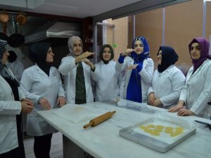 Pasta Yapmayı İşaret Diliyle Öğreniyorlar