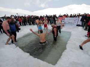 Kaçkar Buzul Gölü'nde Sıra Dışı "Yüzme Şenliği"