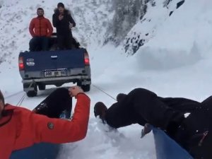Karda Kamyonete Bağladıkları Leğenle Kaydılar