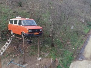 Fındık Bahçesinde 1985 Model Minibüsü Havada Görenler Şaşkınlığını Gizleyemiyor