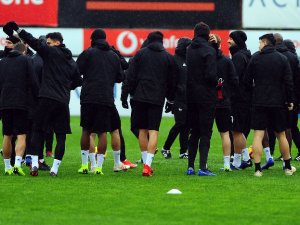 Beşiktaş Yağmur Altında Çalıştı