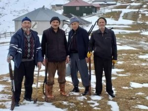 Yayla Evlerine Ayıların Girdiğini Duyunca Tüfeklerini Alıp Yaylaya Çıktılar