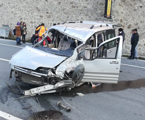 Gümüşhane'de hafif ticari araç refüje çarptı: 6 yaralı