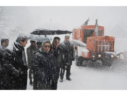 Artvin’de Vali Cirit Cankurtaran Geçidi’nde Karla Mücadele Çalışmalarını Denetledi